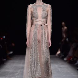 Vestido color nude transparente con pedreria de la coleccion otoño/invierno de Valentino para la Paris Fashion Week 2016-17