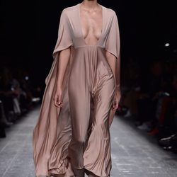 Vestido color nude con pronunciado escote hasta la cintura de la coleccion otoño/iniverno 2016-2017 de Valentino para la Paris Fashion Week 