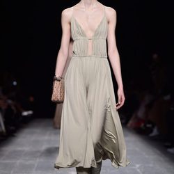 Vestido verde estilo griego de la coleccion otoño/invierno 2016/17 de Valentino Paris Fashion Week 