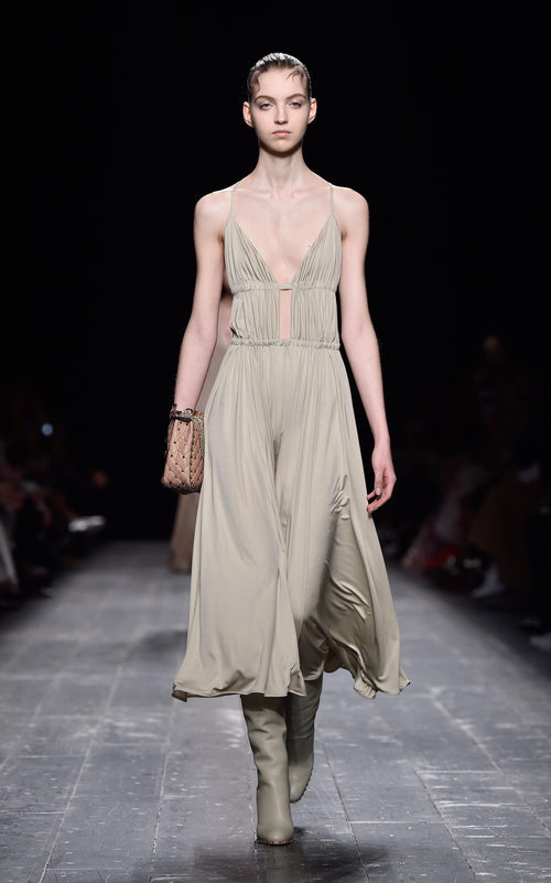 Vestido verde estilo griego de la coleccion otoño/invierno 2016/17 de Valentino Paris Fashion Week 