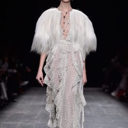 Conjunto vestido y chaqueta de pelo de la coleccion otoño/invierno 2016/17 de Valentino en Paris Fashion Week 