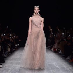 Vestido noche color nude con pedreria coleccion otoño/invierno Valentino Paris Fashion Week 2016/17