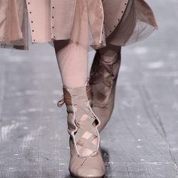 Calzado en detalle de la coleccion otoño/iniverno 2016/17 de Valentino en Paris Fashion Week 