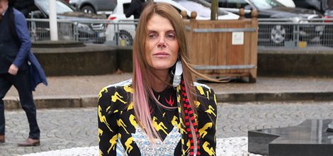 Anna Dello Russo llegando al desfile de Miu Miu durante la Paris Fashion Week 2016