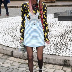 Anna Dello Russo llegando al desfile de Miu Miu durante la Paris Fashion Week 2016