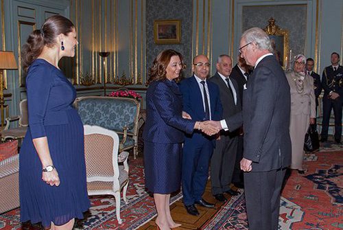 La Princesa Victoria de Suecia con un vestido azul de Seraphine