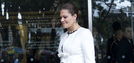 La Princesa Victoria de Suecia con un vestido geométrico y una chaqueta blanca