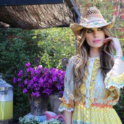 Vanesa Romero con un sombrero de la colección primavera/verano 2016 de Namdalay