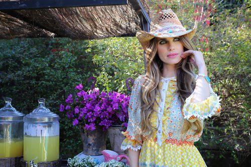 Vanesa Romero con un sombrero de la colección primavera/verano 2016 de Namdalay