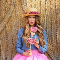 Vanesa Romero con un sombrero nupcial de la colección primavera/verano 2016 de Namdalay