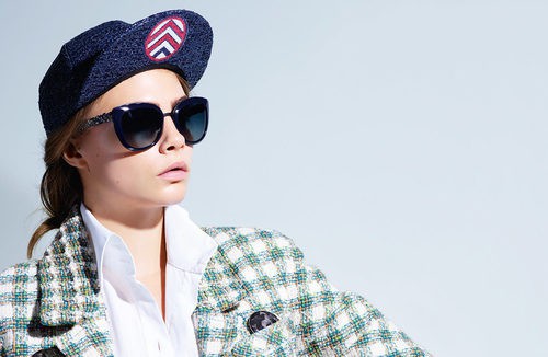 Cara Delevingne con unas gafas de sol de la colección Chanel 2016