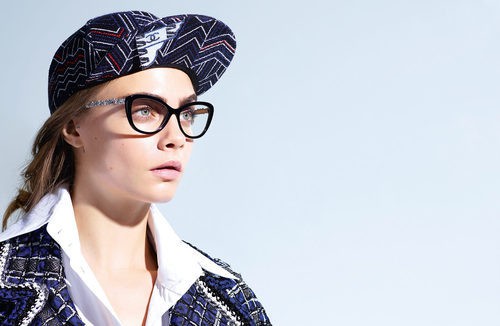 Cara Delevingne con unas gafas graduadas de la colección Chanel 2016