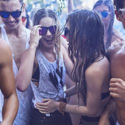 Chicas bailando en la 'poolparty' de Hawkers Co y Pull&Bear en Los Ángeles