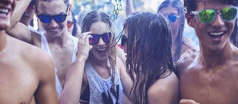 Chicas bailando en la 'poolparty' de Hawkers Co y Pull&Bear en Los Ángeles