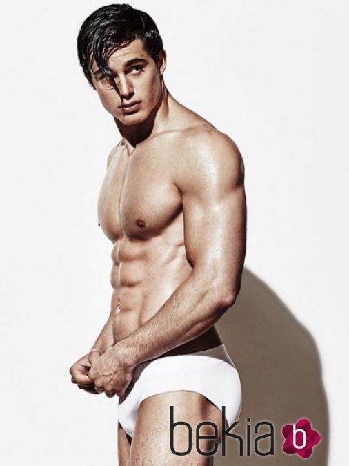 Pietro Boselli posando en ropa interior foto en blanco y negro 
