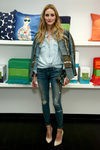 Olivia Palermo con conjunto de chaqueta y vaqueros en una presentación en Nueva York