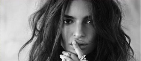Emily Ratajkowski en la nueva campaña del diseñador Jacquie Aiche