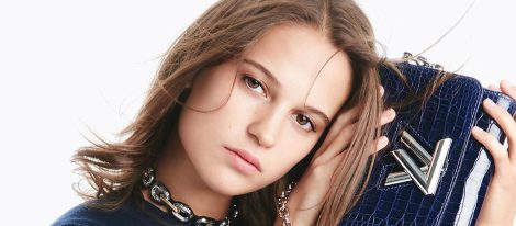 Alicia Vikander posando con un Louis Vuitton para la campaña 'Twist' Primavera/Verano 2016