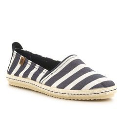 Zapatos marineros de tela de la colección primavera/verano 2016 de Merkal