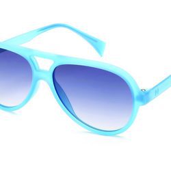 Gafas tipo piloto de marco azul neon y lente oscuro en degrade de la colección primavera/verano 2016 de Italia Independent