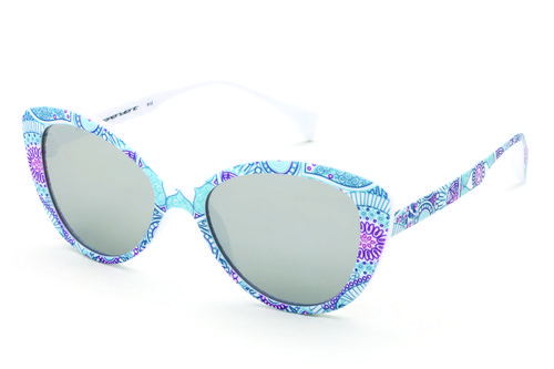 Gafas tipo cateyes de marco blanco con estampado y lente gris de la colección primavera/verano 2016 de italia Independent