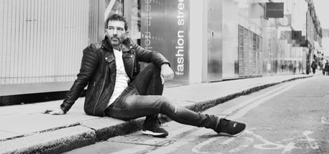 Antonio Banderas con conjunto de chaqueta de cuero y vaqueros de su coleccion para Selected Homme