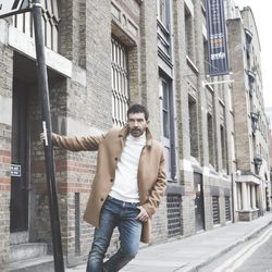 Antonio Banderas con conjunto de abrigo camel y vaqueros de su colección para Selected Homme