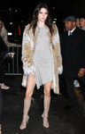 Kendall Jenner posando con un vestido de su línea en la inauguración de su colección 'Kendall + Kylie' en Los Ángeles