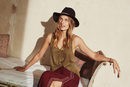 Falda granate de abertura lateral y top verde de la campaña Road to Morocco Primavera/Verano 2016 de Primark