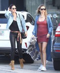 Lily Aldridge y Behati Prinsloo dando un paseo por Hollywood