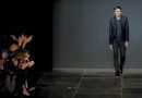 Hedi Slimane en el cierre de colección en París en el año 2013
