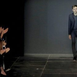 Hedi Slimane en el cierre de colección en París en el año 2013