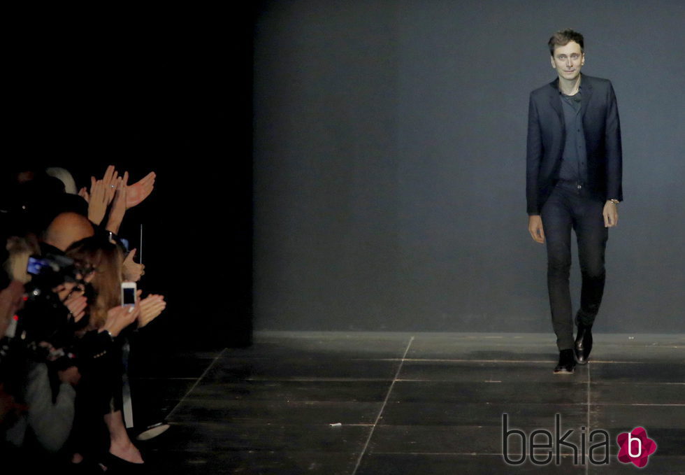 Hedi Slimane en el cierre de colección en París en el año 2013