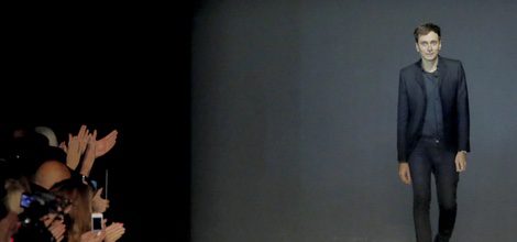 Hedi Slimane en el cierre de colección en París en el año 2013