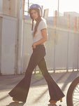 Pantalón vaquero pata de elefante y top de la colección denim Free People Primavera/Verano 2016