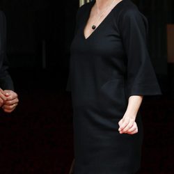 Carla Bruni, de negro con maxibolso