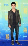 Estilismo de Taylor Lautner, con zapatos desgastados