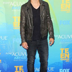 Estilismo de Taylor Lautner, con zapatos desgastados