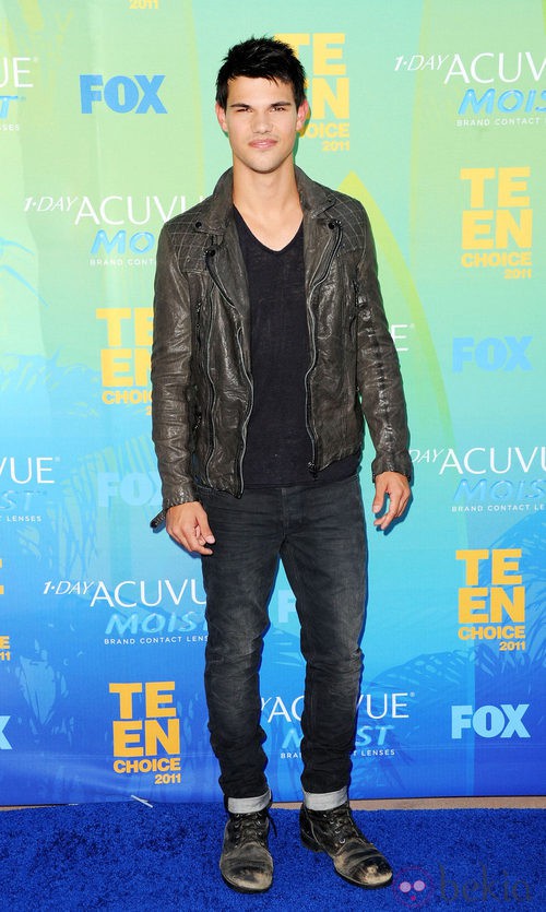 Estilismo de Taylor Lautner, con zapatos desgastados