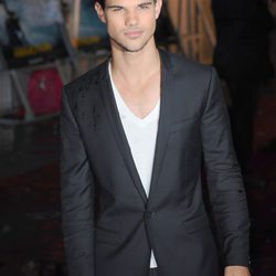 Estilismo de Taylor Lautner, con traje y sin camisa