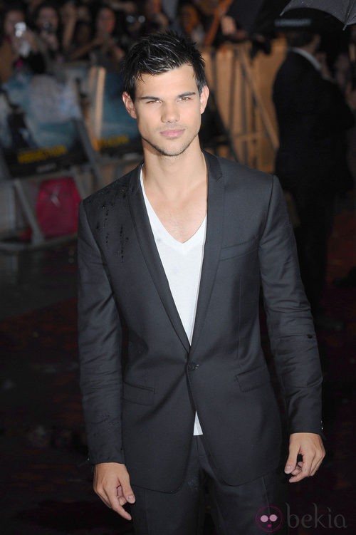 Estilismo de Taylor Lautner, con traje y sin camisa