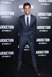 Estilismo de Taylor Lautner, con traje y corbata