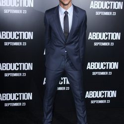 Estilismo de Taylor Lautner, con traje y corbata