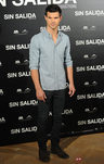 Estilismo de Taylor Lautner, con jeans y camisa