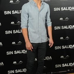 Estilismo de Taylor Lautner, con jeans y camisa