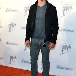 Estilismo de Taylor Lautner, con jersey y chaqueta