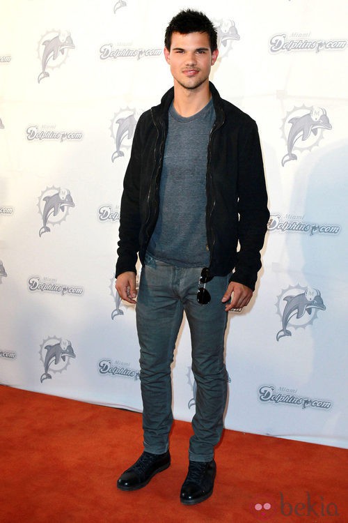 Estilismo de Taylor Lautner, con jersey y chaqueta