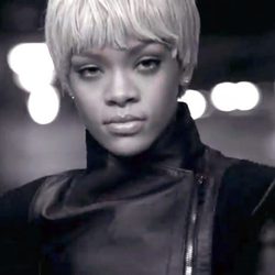 Primer plano de Rihanna en la nueva campaña de Armani