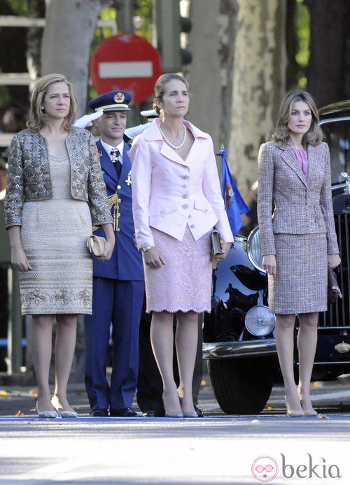 Looks Día de la Hispanidad: La Princesa Letizia y las Infantas Elena y Cristina