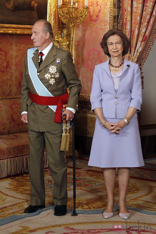 Looks Día de la Hispanidad: Los Reyes Juan Carlos y Sofía en el Palacio Real 